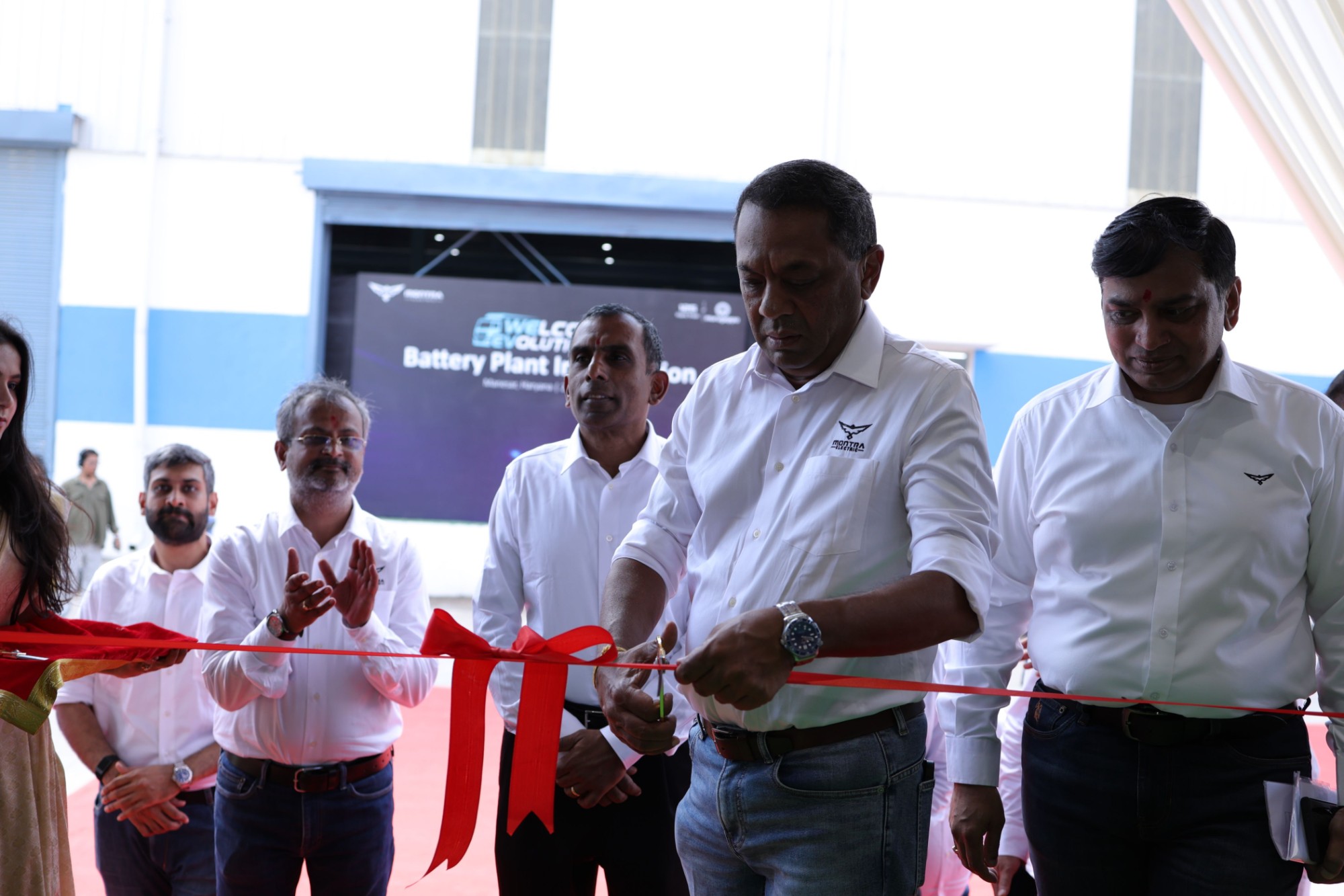 The Automated Battery Plant, monitored by women, is inaugurated along with the new eM&HCV conveyor line deploying Automated Guided Vehicles (AGV).

